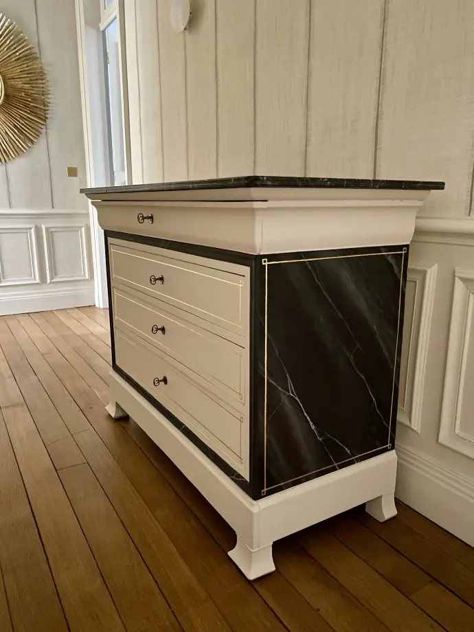 Meuble faux marbre peint et dorure