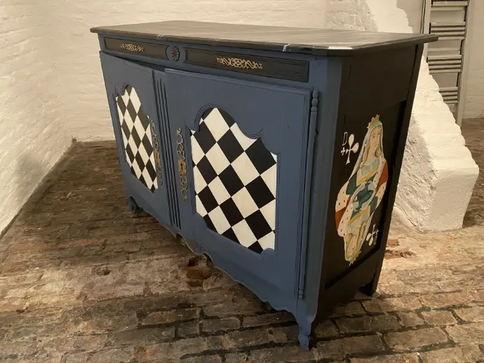 Meuble transformé en peinture pour une salle de jeux, faux marbre